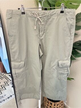 🌿 Green Cargo Capris Medium | Utility Chic Casual Adventure Pants